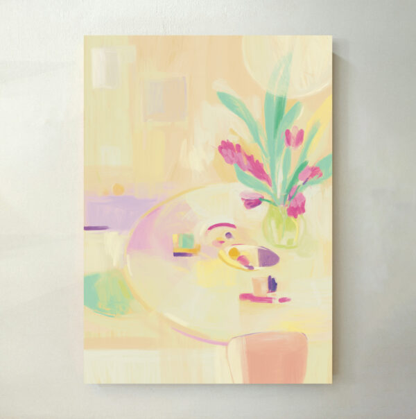 Kunstdruck „Tischkomposition 79“ – Blumenstrauß in Pink und Grün auf pastellfarbenem Tisch. Sanftes Poster für stilvolle Wanddeko in der Schweiz.