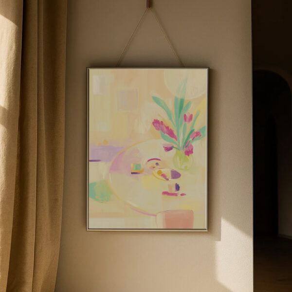 Kunstdruck „Tischkomposition 79“ – Blumenstrauß in Pink und Grün auf pastellfarbenem Tisch. Sanftes Poster für stilvolle Wanddeko in der Schweiz.